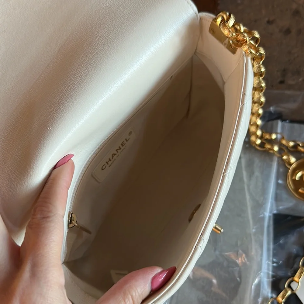 🚫SOLD🚫Auth. Chanel 2020 Lambskin flap w logo chain - Picture 8 of 14